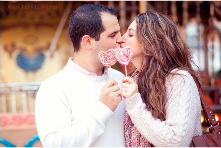 FairyDaily, photos d'une couple avec les sucettes en forme de coeur