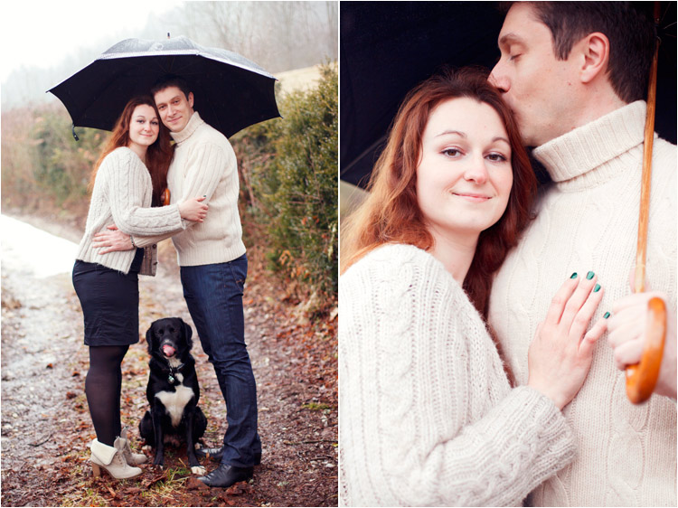couple sous la pluie avec leur chien noir